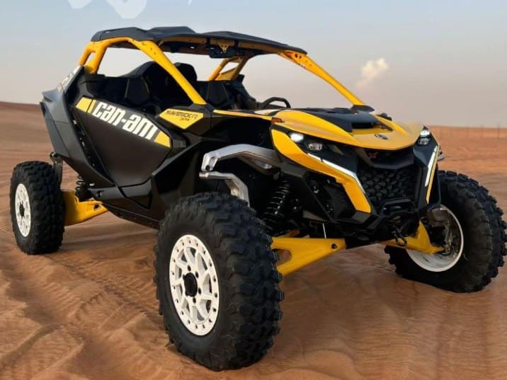 Can-Am Maverick R الأصفر بقوة 240 حصانًا على كثبان مخيم Wild Adventures، دبي